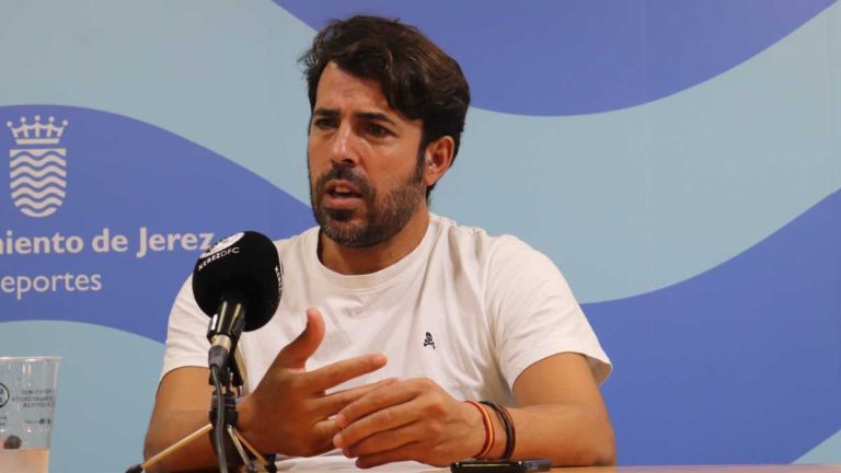 Edu Espada: «Los resultados van a hacer que la llegada del delantero se acelere»