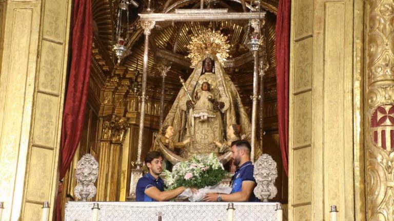Ofrenda floral a la Virgen de la Merced tras el ascenso