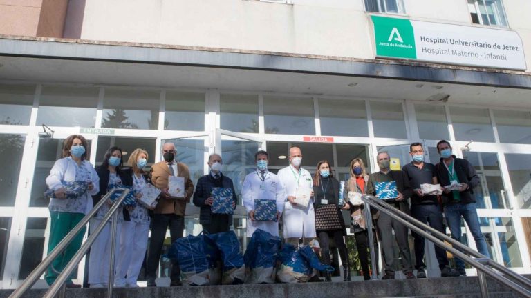 El Xerez cumple con su tradición y entrega regalos a los niños del Hospital