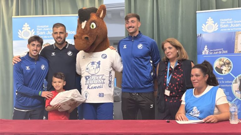 El Xerez Deportivo colabora con la Obra Social San Juan Grande en la vuelta al cole