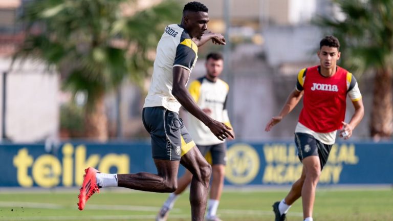 OFICIAL | Udom Ekerette, un portento físico para apuntalar la defensa