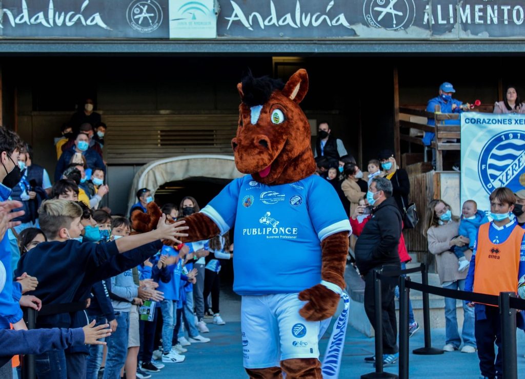 jako sherry saludando a ninos chapin