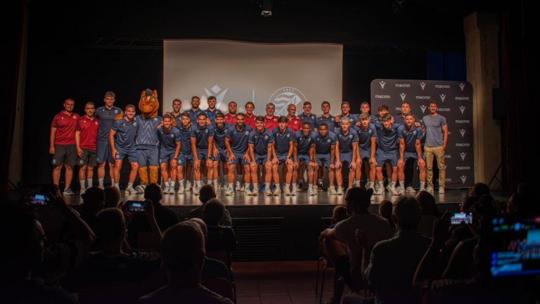 El Xerez Deportivo FC presenta en la Sala Paúl su plantilla y su primera equipación