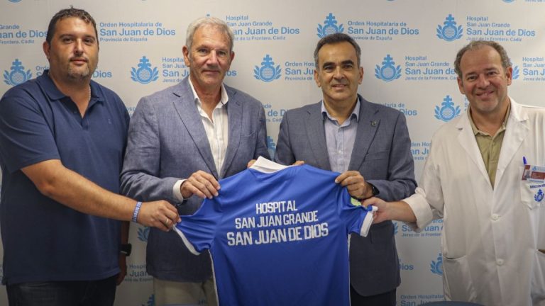 El Hospital San Juan Grande y el Xerez Deportivo FC refuerzan su alianza para cuidar la salud de la primera plantilla